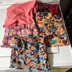 LuLaRoe Leggings Tall&Curvy you get (5)pairs in this set.there no size